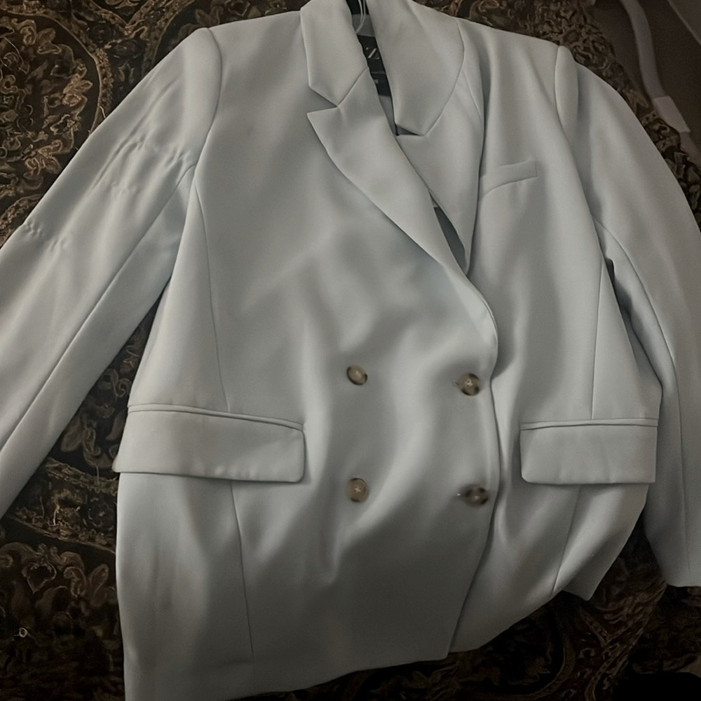 Never worn before still has original tag . Size large blazer .